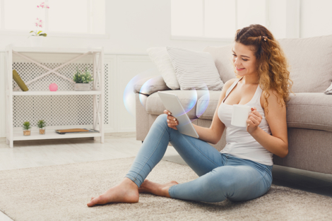 Vrouw met tablet in verwarmd huis